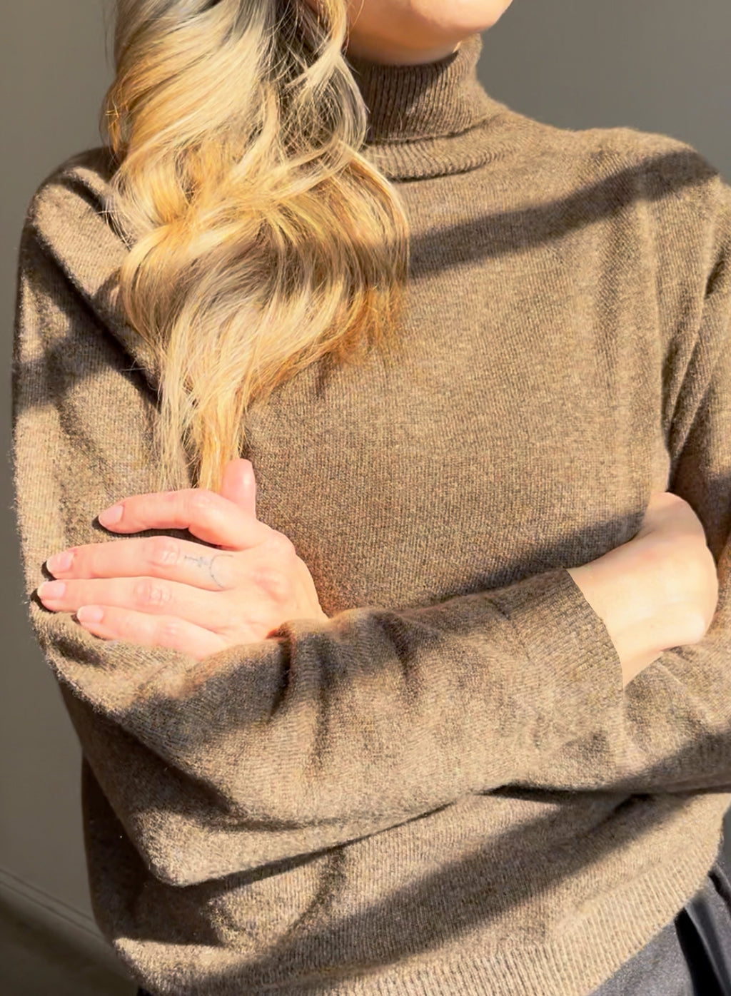 BLAKE TURTLENECK-BROWN